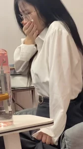 工作中塞一颗给她刺激下