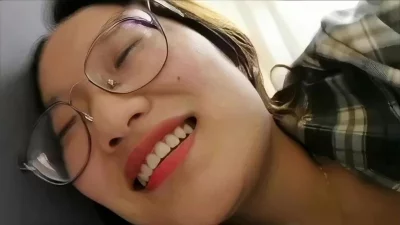 不爱穿内衣出门的眼镜骚女友必须狠狠内射她真实对白